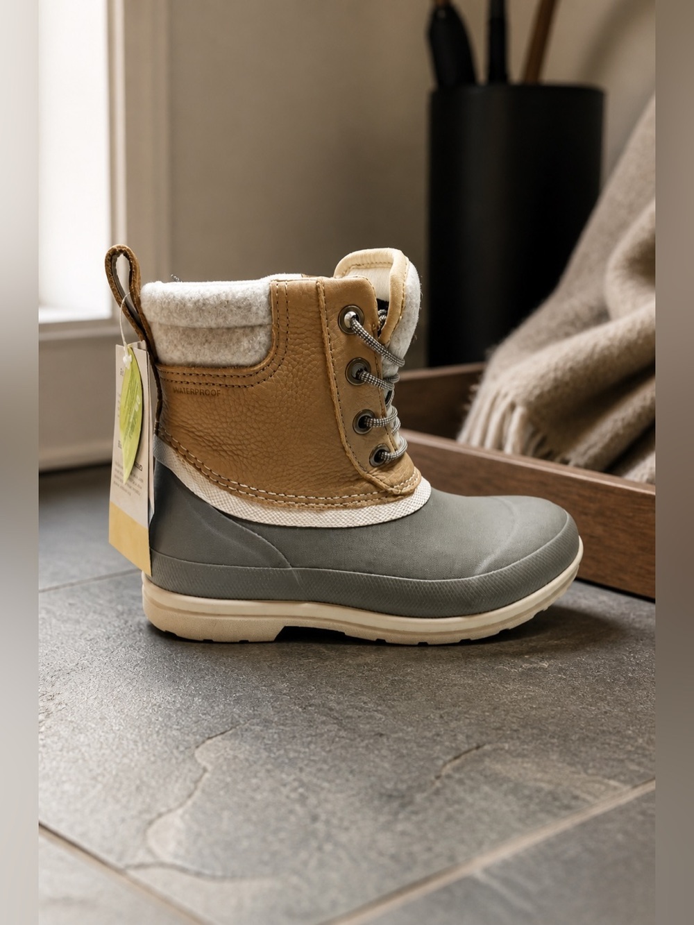 NIB The MUCK Boot Co Women’s Original Leather Duck Boot Taupe Color - Size 6